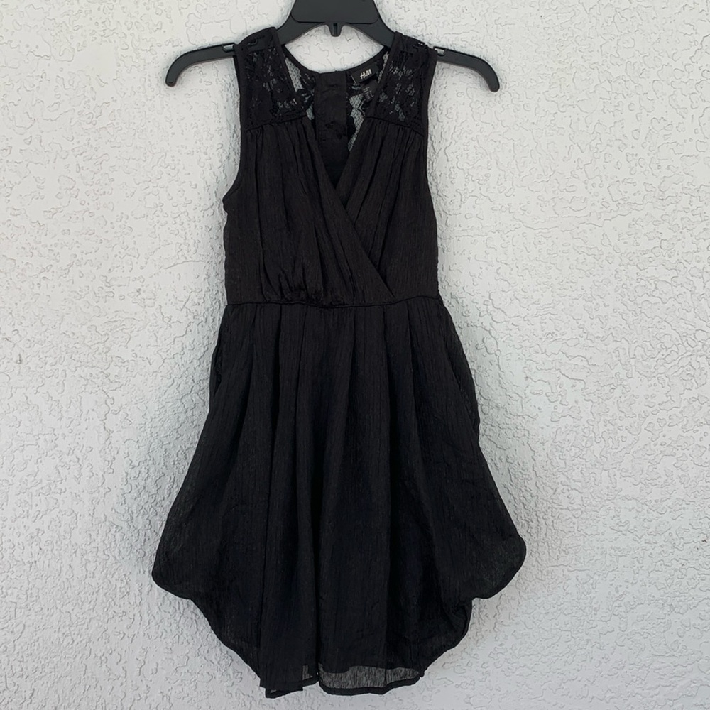 H&M lacy sleeveless black lined crinkle dress size 2